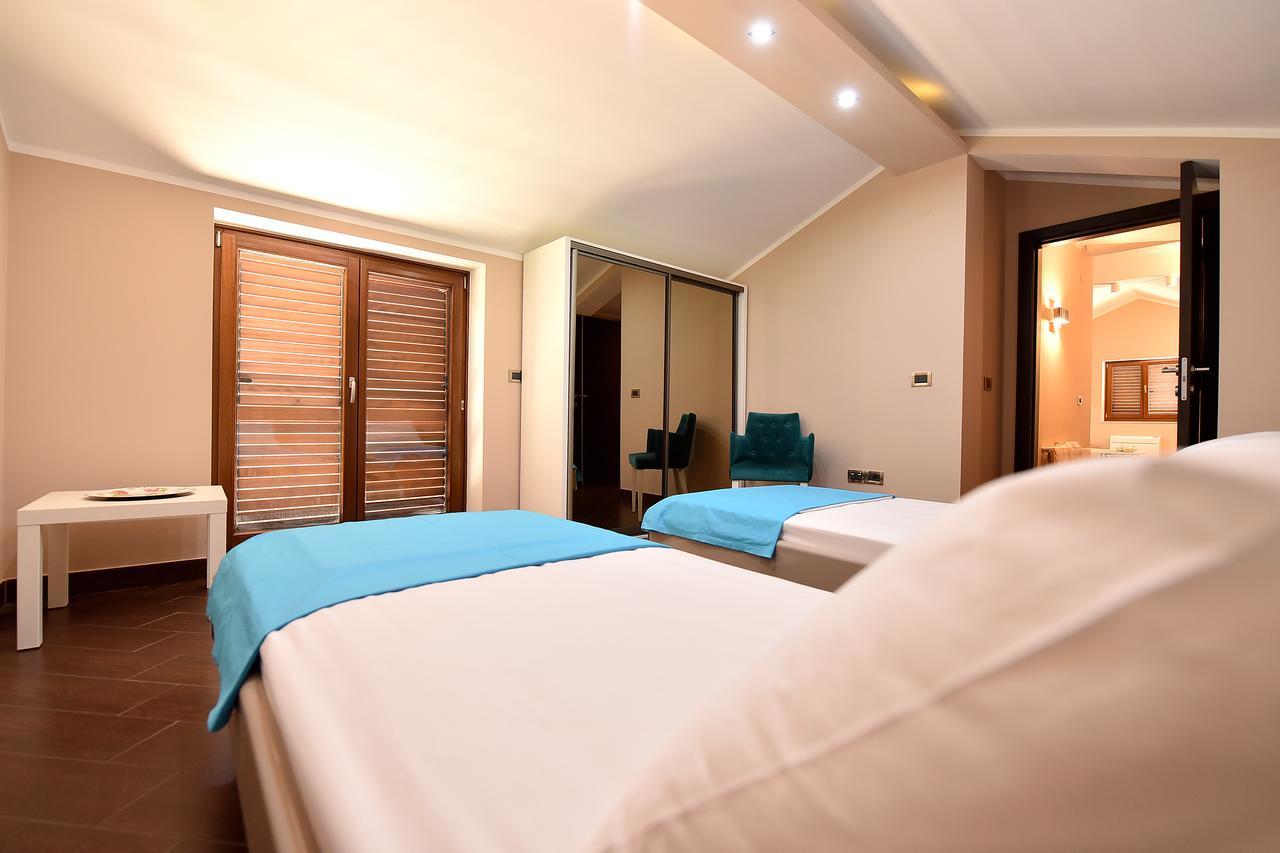 Maniva Penthouse By The Sea Apartment Kotor Bagian luar foto