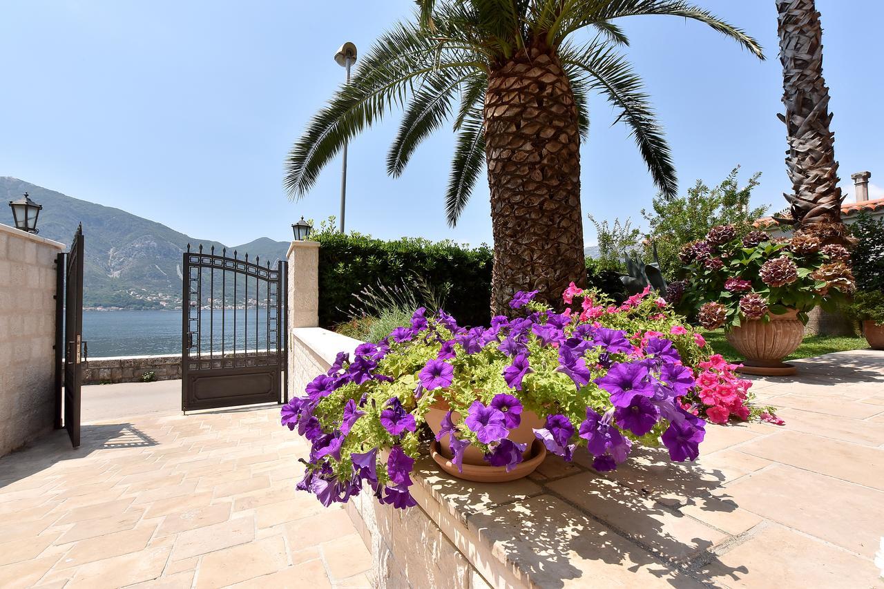 Maniva Penthouse By The Sea Apartment Kotor Bagian luar foto