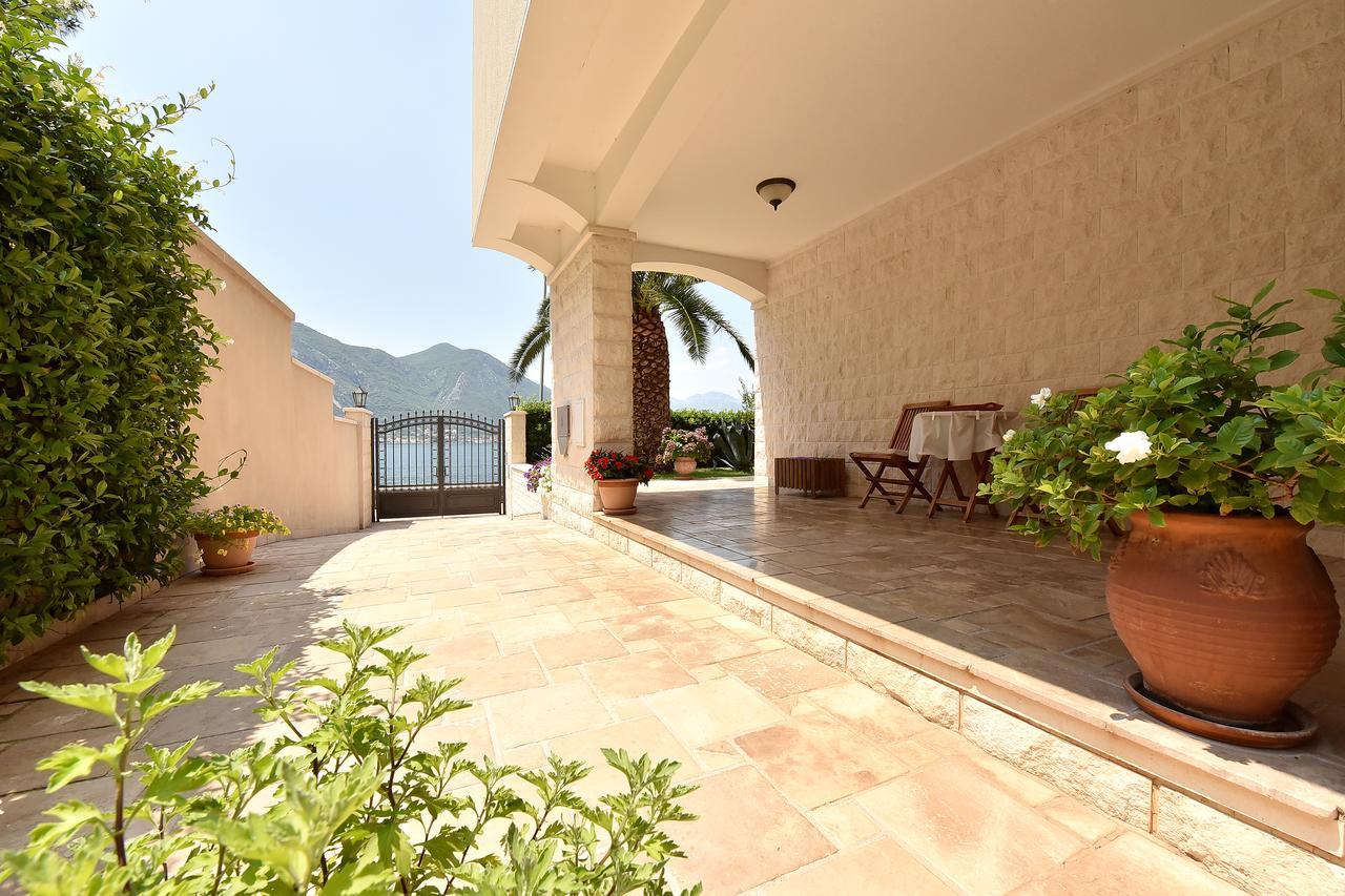 Maniva Penthouse By The Sea Apartment Kotor Bagian luar foto