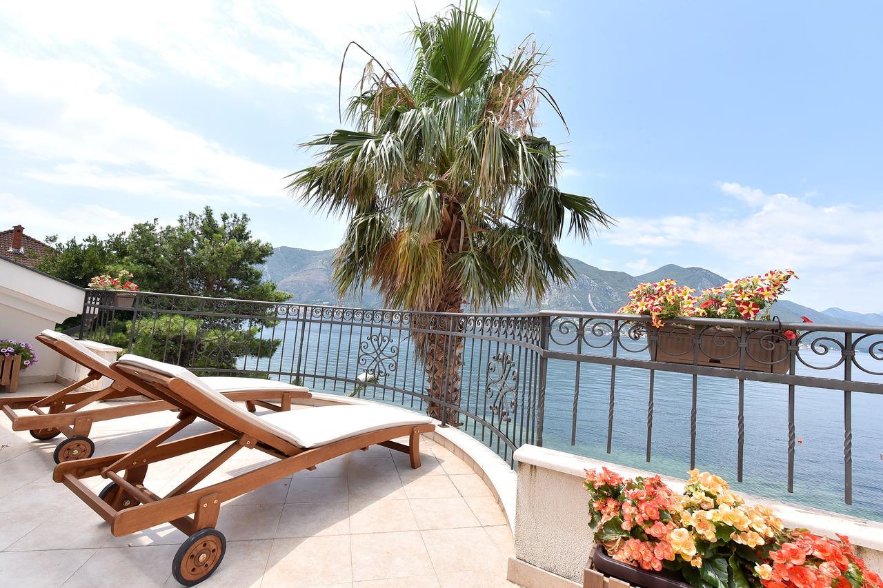 Maniva Penthouse By The Sea Apartment Kotor Bagian luar foto