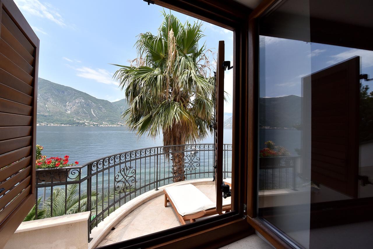 Maniva Penthouse By The Sea Apartment Kotor Bagian luar foto