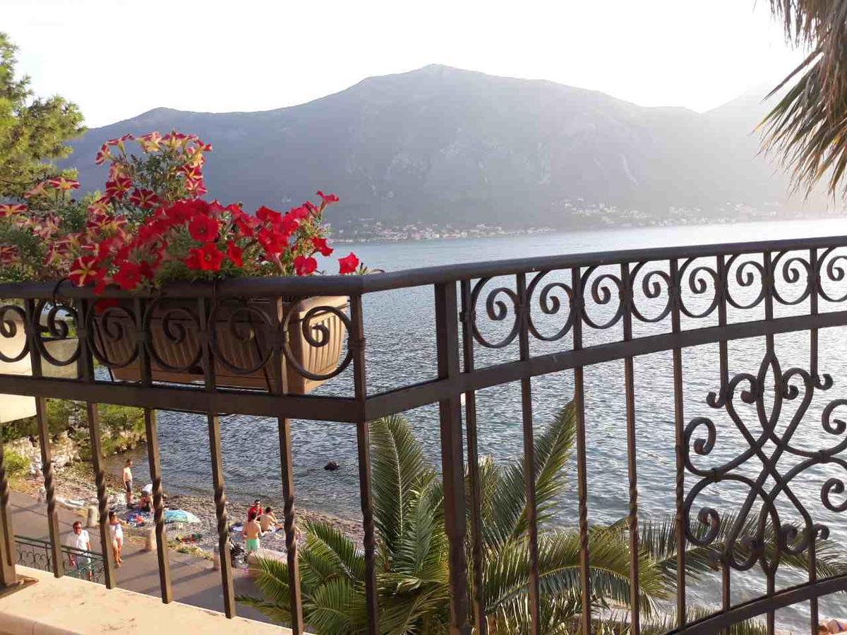 Maniva Penthouse By The Sea Apartment Kotor Bagian luar foto
